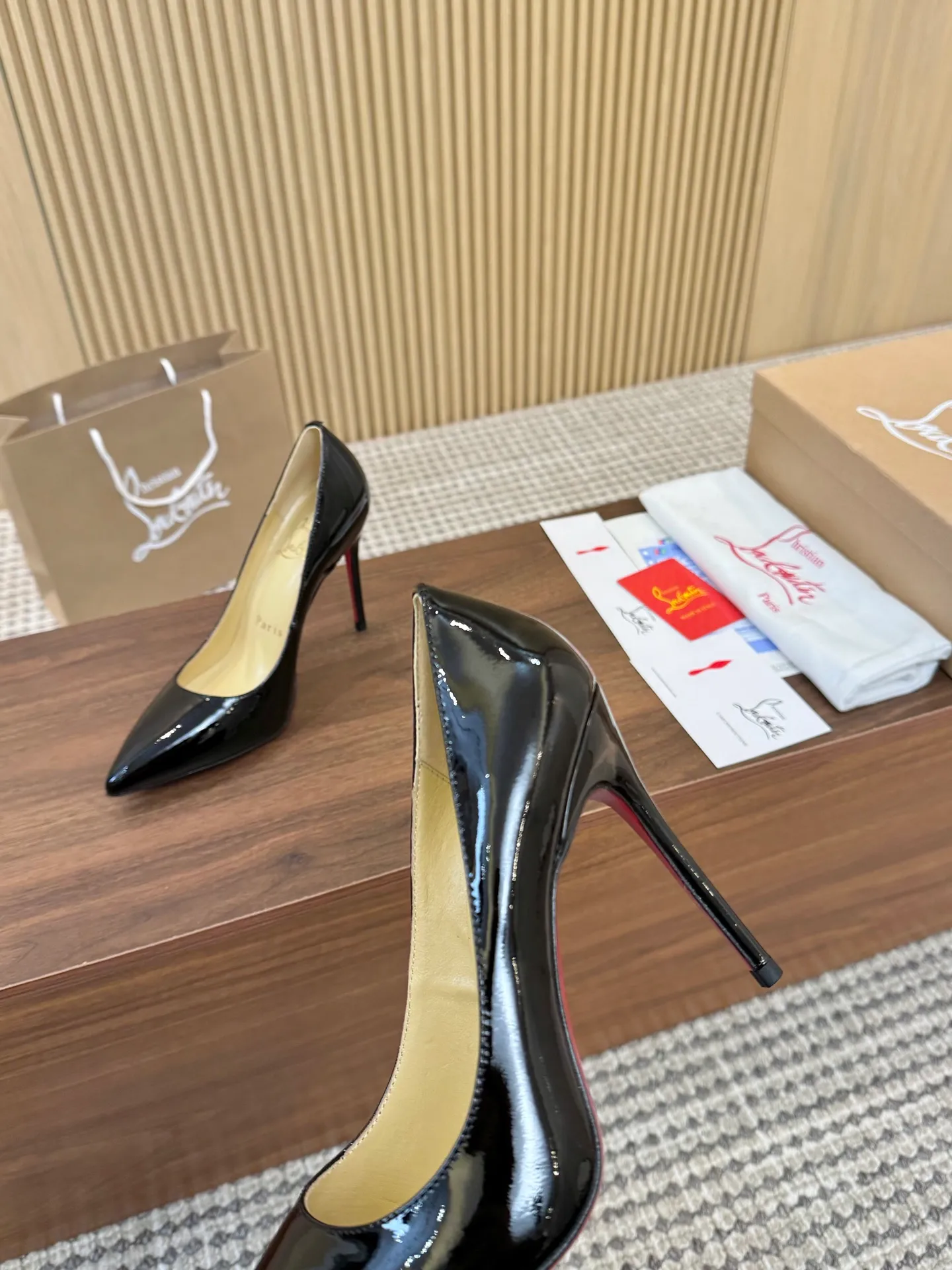 👟👟Ex-factory price 440👟👟 Genuine leather sole +40 Year-round shipment💝Christian Louboutin CL👠 Classic "💎Cow Patent Leather💎 Series" noble and luxurious, real blingbling👟👟 Real materials, all customized by the pattern maker, and the materials are made of original customized materials to achieve the taste of the original 6 color options💍 Upper: Imported 👉cow patent leather💪 Lining: Sheepskin foot pad/lining Size: 34-40.41.42 Heel height: 10.5cm and 8.5cm two options Leather sole Rubber sole